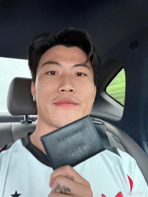 驾考一把过🚗24岁谢文能穿米兰球衣晒驾照：29天 拿下👌🏻