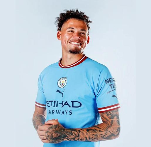 菲利普斯14岁加盟利兹联青训，21岁当核心，26岁4900万欧加盟曼城