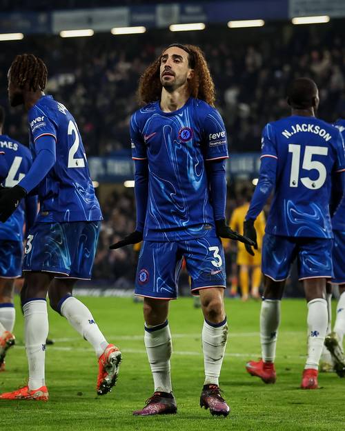 切尔西官推晒全家福拍摄花絮：教练玩库库雷利亚头发