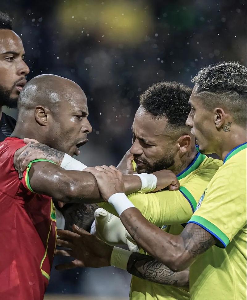 养伤！内马尔观看CS2比赛，为巴西战队黑豹加油