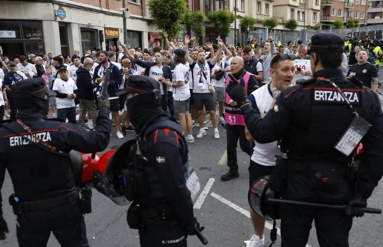 尼斯vs罗马欧联比赛期间法国警方拘捕102名球迷，并缴获很多武器