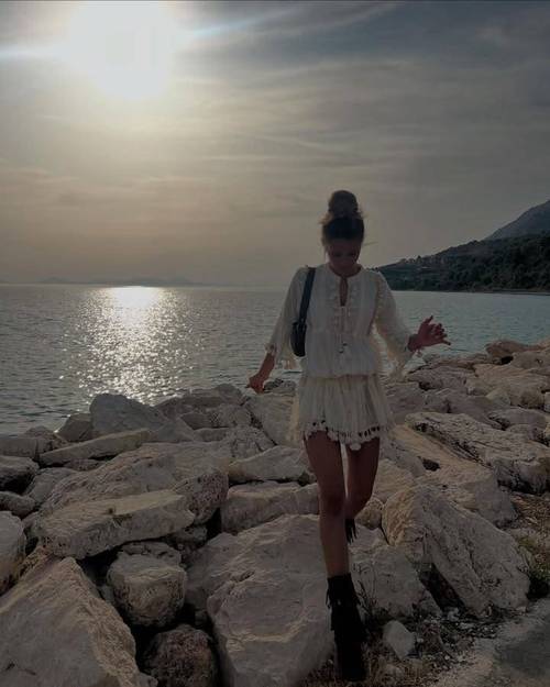 🥰20岁拜仁新援比绍夫官宣恋情，女友是拜仁名宿绍尔17岁的女儿