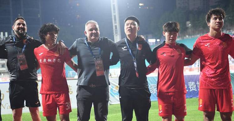 足球报：如谈判顺利张外龙最快今天和球队见面，迅速进入工作状态