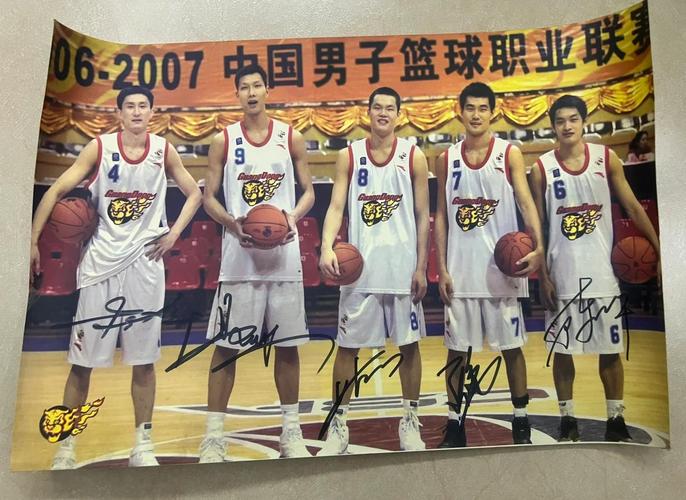 好久不见！媒体人：球迷在广东清远偶遇易建联 还收获联哥的亲签