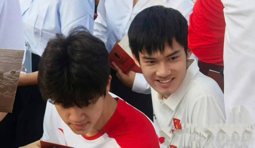 周琦观看阅兵并转发微博：爱我中华！