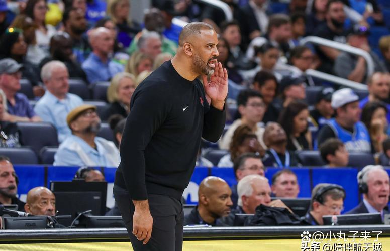 乌度卡：范弗里特脚踝受伤 我们还不清楚伤势的严重程度