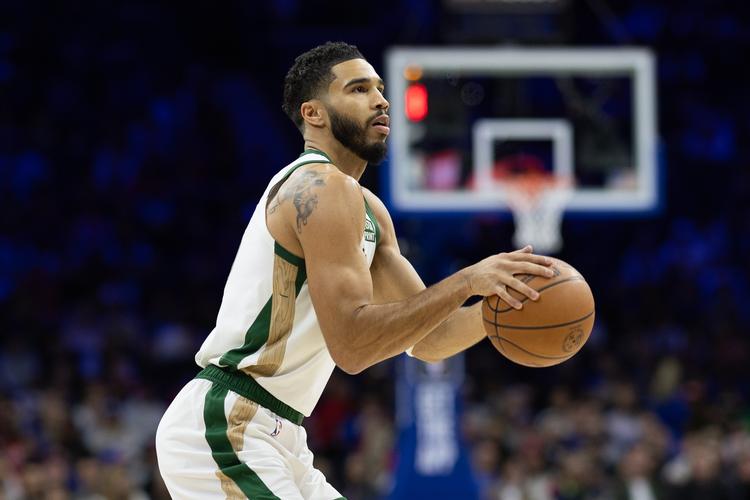 塔图姆:已逐步增加篮球训练 昨天第一次在球场上练习 感觉很自如