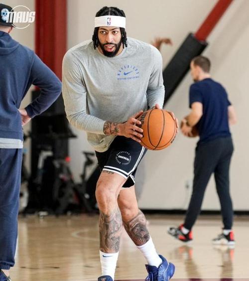 独行侠球迷放心了!浓眉视网膜修复手术后首次参加5V5训练!