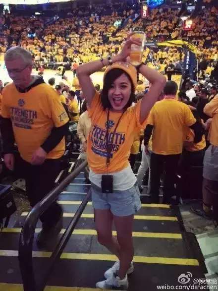 美女勇密小七晒和追梦合影：曾经的铁三角 库追汤算是齐了！