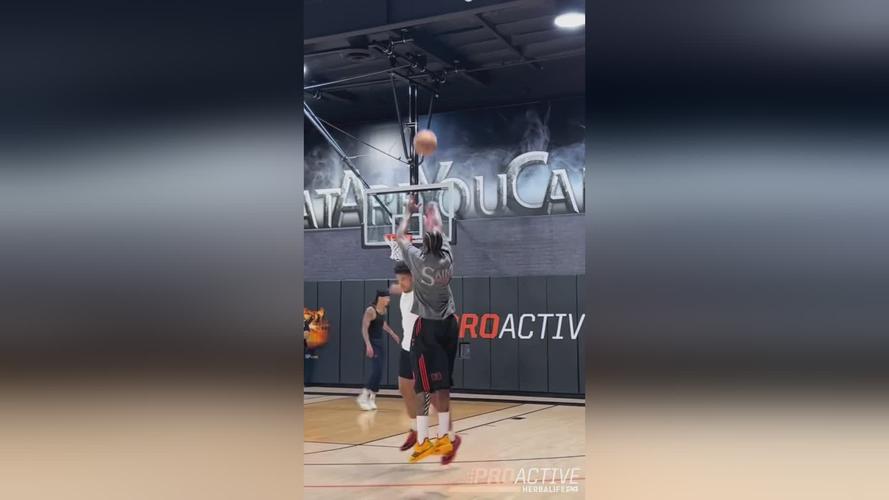 期待新赛季的表现!太阳官方晒杰伦-格林训练照