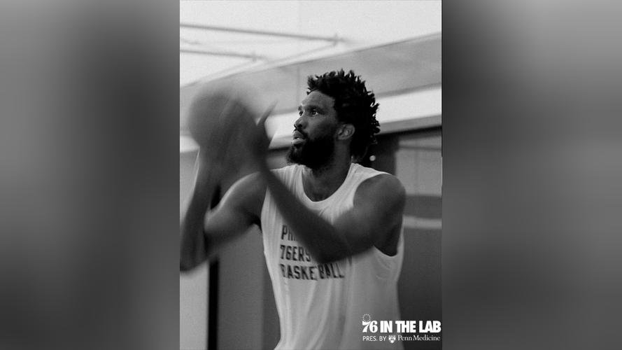 76人官推晒恩比德和乔治训练片段：开工之前的训练