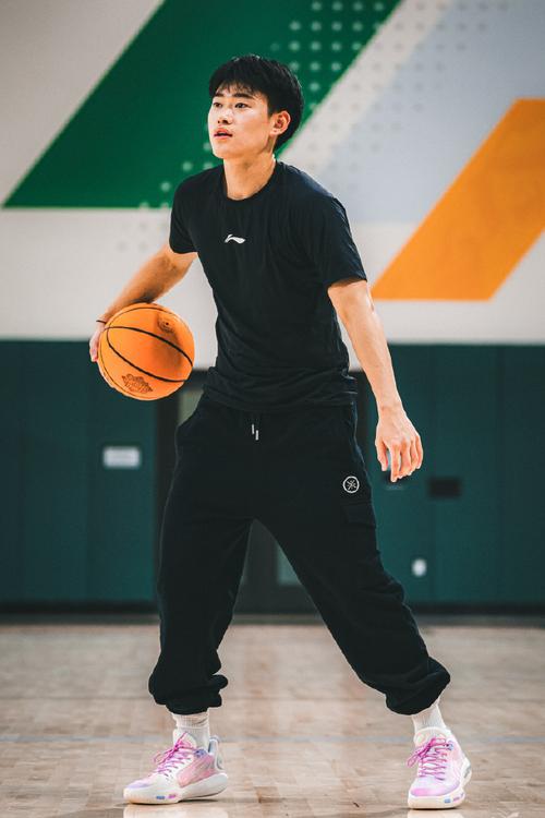 厉兵秣马!赵维伦晒多张训练照 背景旧金山大学配色清晰可见