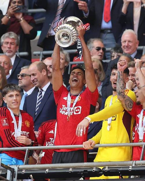 曼联官方回复瓦拉内纪念退役一周年社媒：一日红魔，终生红魔❤️