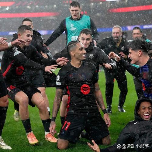 马卡报：拉菲尼亚大腿后侧不适被换下，预计会缺席周一联赛