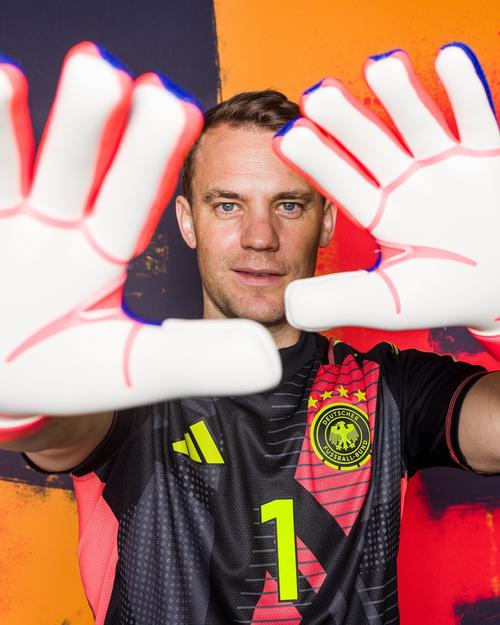 欧联杯送出助攻，努贝尔是首位做到这点的德国门将