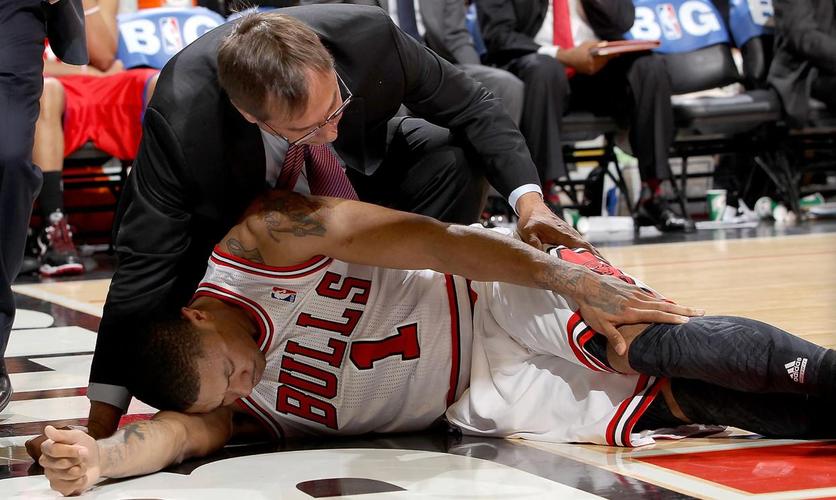 首秀重伤！斯洛特确认：莱奥尼十字韧带撕裂，将伤缺约一年时间