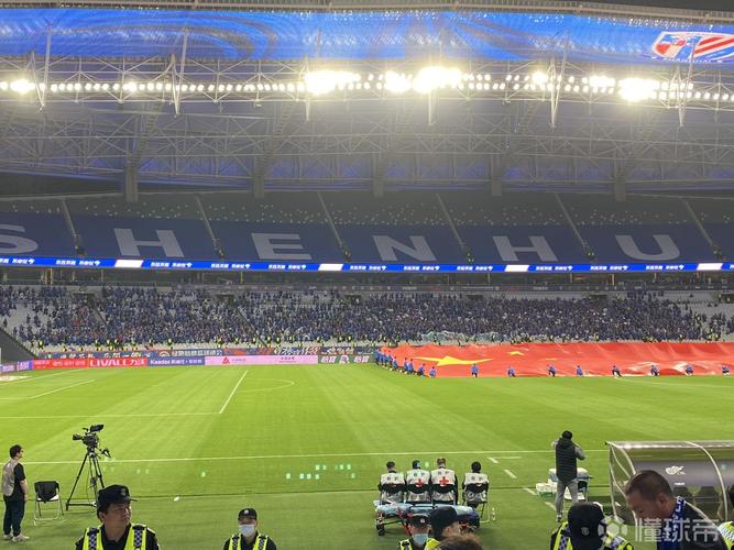 还以为停电了！海港主场突然主灯光全灭，几秒钟后恢复正常