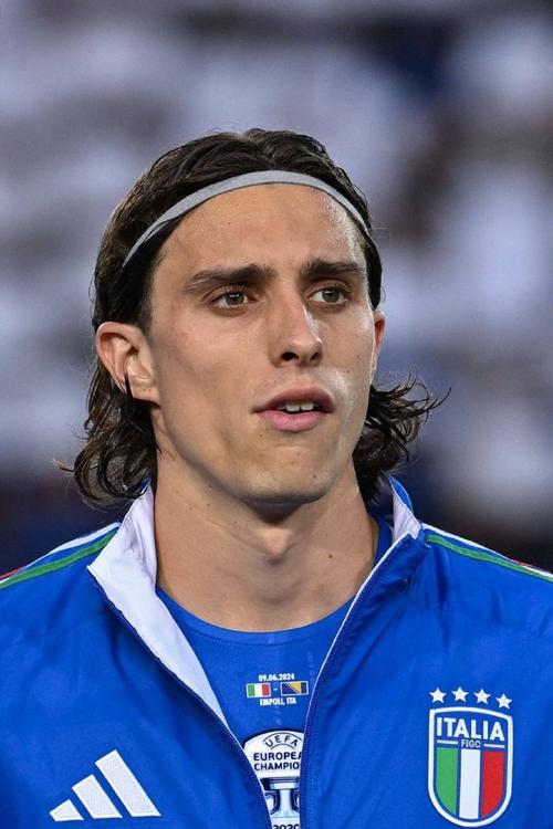 自己玩梗🤣卡拉菲奥里转发视频，调侃自己对阵曼城时的离谱射门