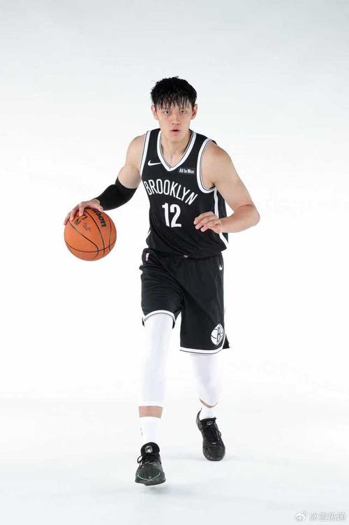 曾凡博篮网定妆照发布,身披12号球衣,回应再冲NBA:不是每个人都有第二次机会