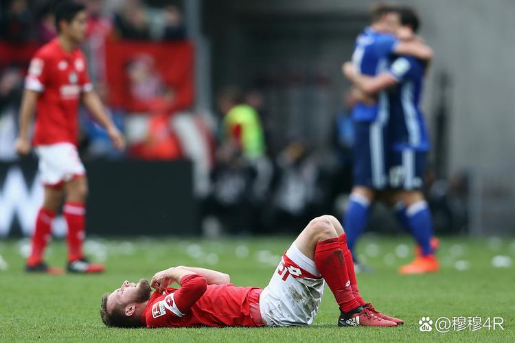 前阿森纳21岁青训球员维加去世,因在比赛中救球,头部撞到场边的一堵混凝土墙,导致重伤