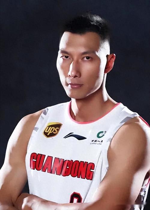 为何说易建联的战力是黄种人的天花板这5张照片给了我们答案