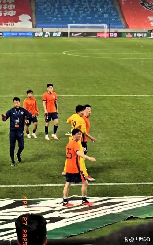 补时连丢2球！青岛海牛多打1人，被长春亚泰绝平，肖鲲获中超首球