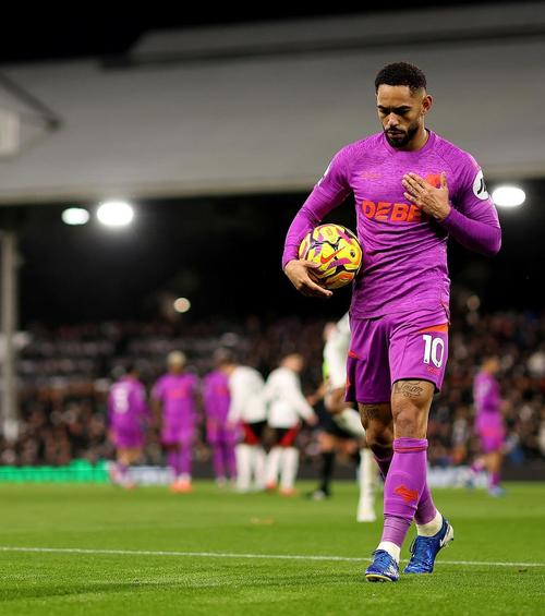 该传的!库尼亚直接打门未传球,B费不满角球进攻仍在与前者交流