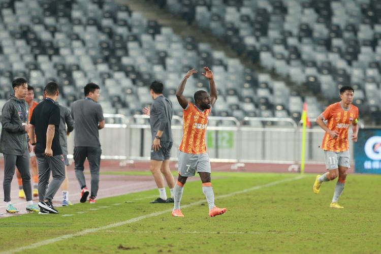 东体：中超联赛超长补时消耗太大，外籍主裁补时更有针对性