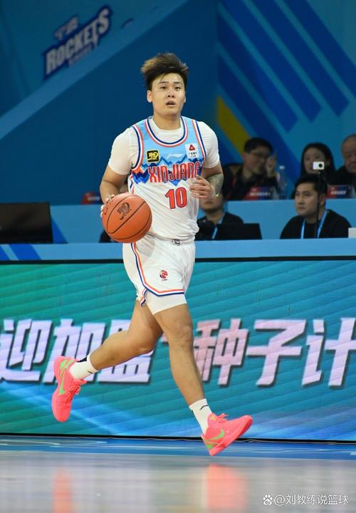 怎么帮赵睿融入球队呢？方硕：还用我帮他吗？他到哪儿都自来熟