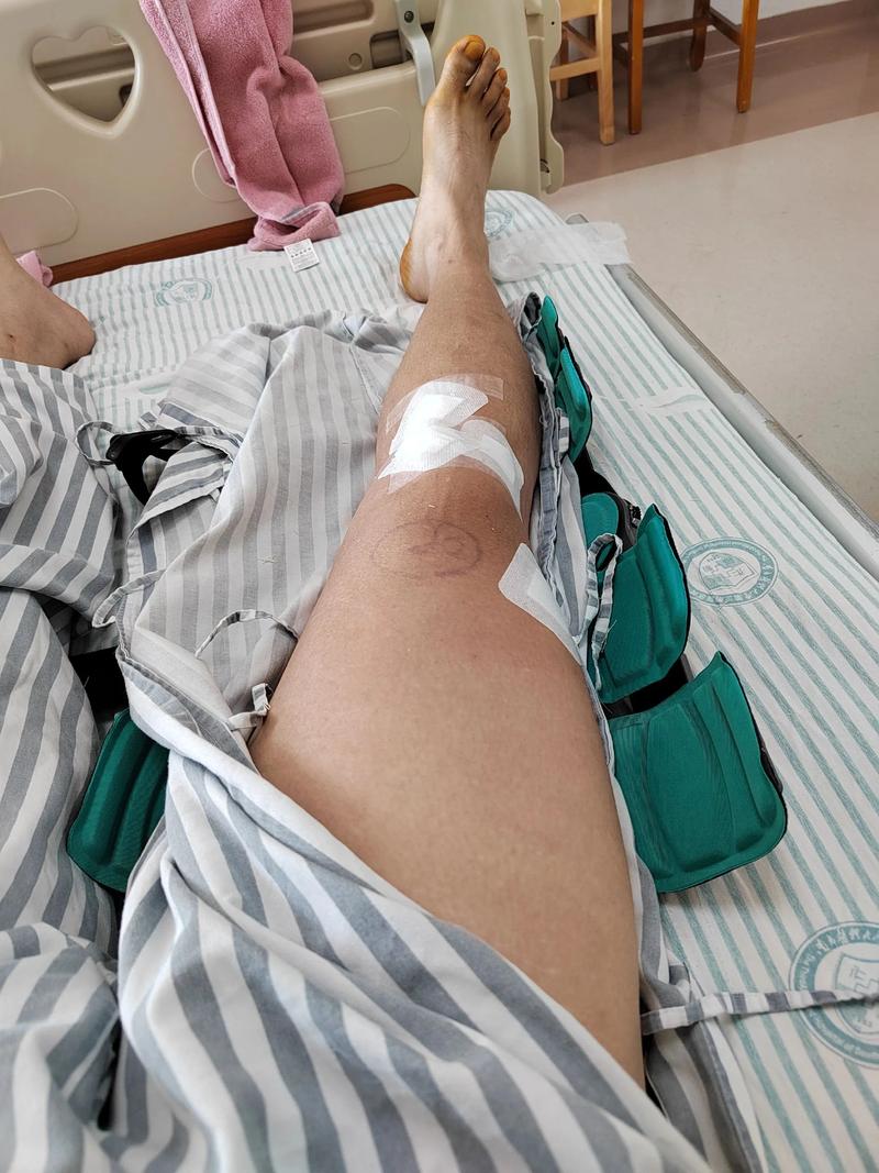 范弗里特晒病房照:有孩子作陪 自己已经可以拄拐下地