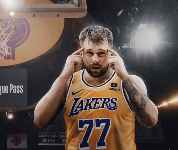 国家队队友:东契奇渴望胜利会把每件事做到极致 我们尽全力帮他