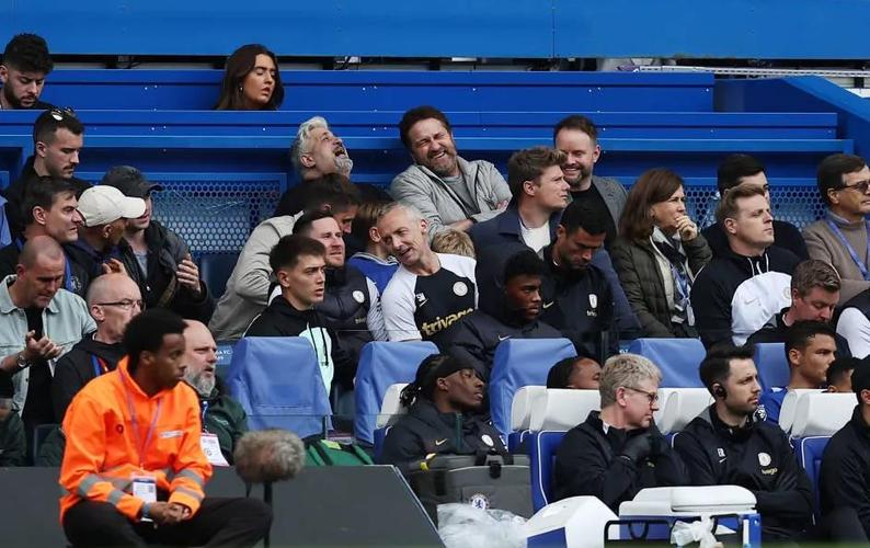 讲究!太阳报:切尔西球迷是英超最喜欢在夜晚穿西装外出的群体