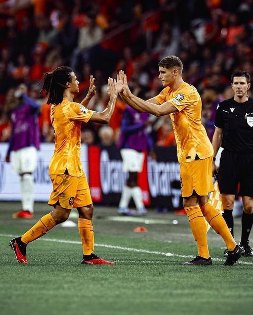 小雷:萨利巴做得非常好,他站在波普前面,让他没有机会去扑救