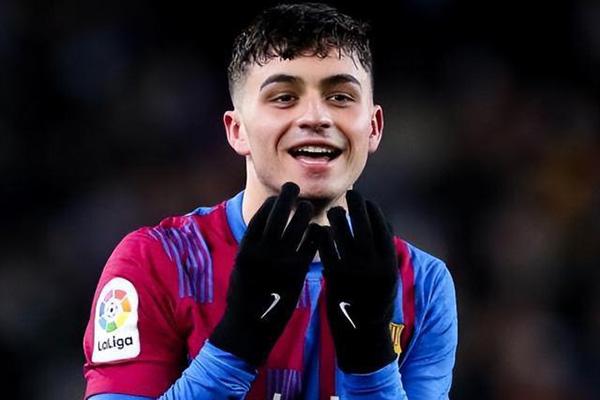 仅提前1分钟换下😅22岁佩德“驴”提前下场，享受全场膜拜+掌声