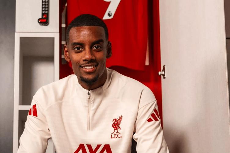 斯洛特:一开始就明确想要伊萨克和埃基蒂克 我们能防守定位球