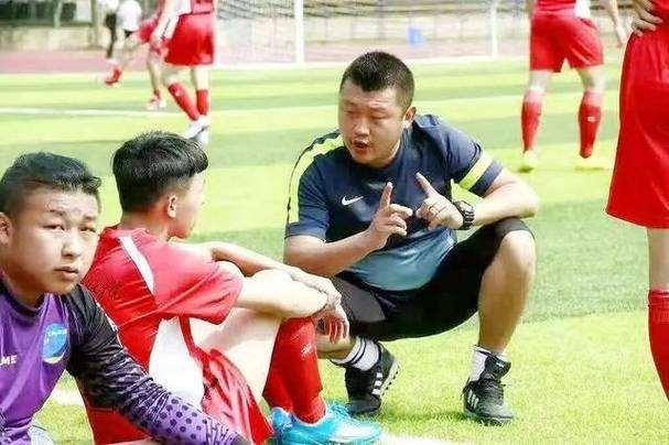 记者:新鹏城2名助教将继续留任,守门员教练和体能教练离开