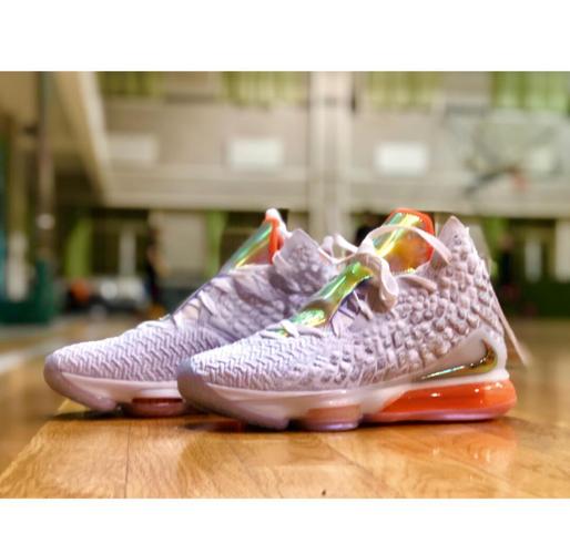 远程致敬老詹!纳恩开箱老詹40000分配色球鞋 发布多张特写图