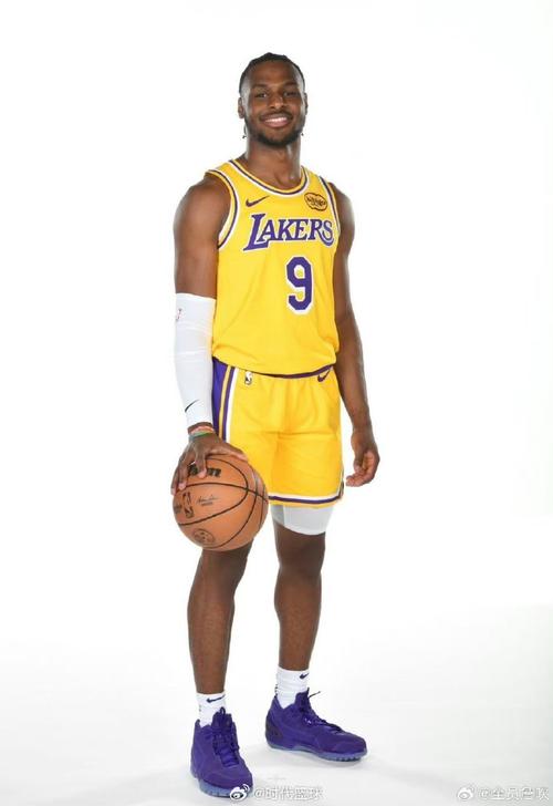 这才签约12个小时！小尼克-史密斯晒身穿湖人新球衣定妆照