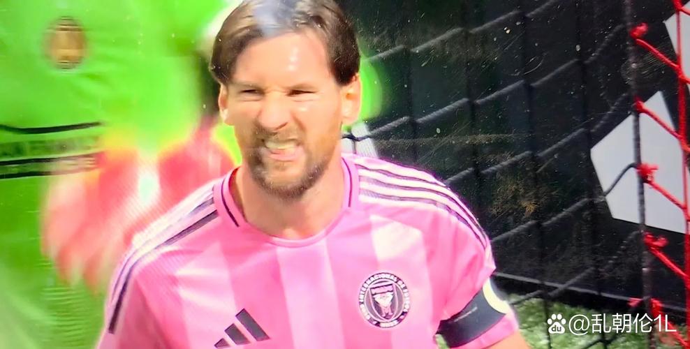 运气不佳！梅西禁区内低射中柱，随后阿连德禁区外抽射击中横梁