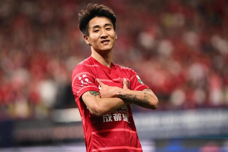 纽卡锁定胜局!圣吉罗斯后卫手球送点,戈登点球破门梅开二度