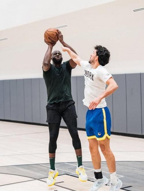 库里/巴特勒/追梦同框！勇士官方晒图：训练营第一天