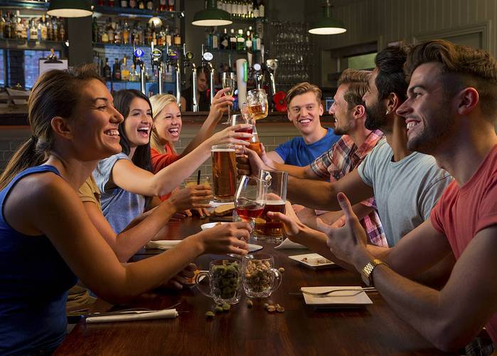 要熬夜看球了!邮报:明年世界杯时,英国酒吧可能营业到凌晨