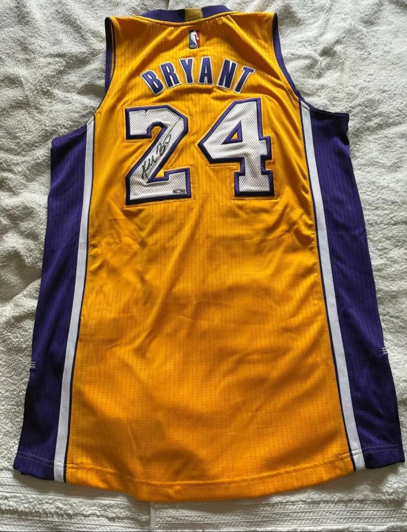 科比首件亲穿24号球衣拍出88.9万美元 06年曾以10000美元出售
