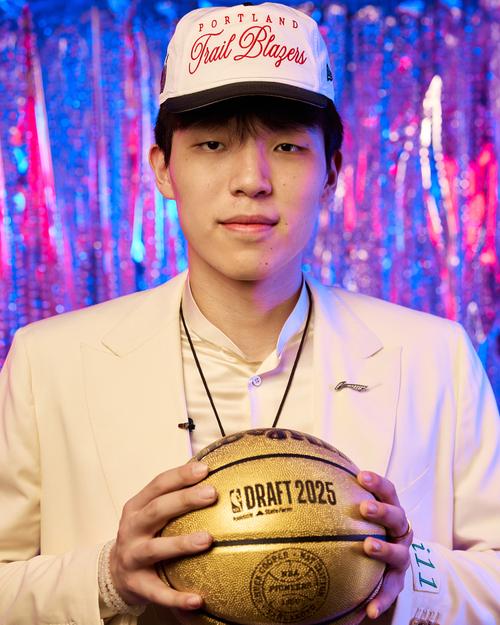 开拓者队里最有运动天赋？杨瀚森：问得好啊 除了我之外的所有人