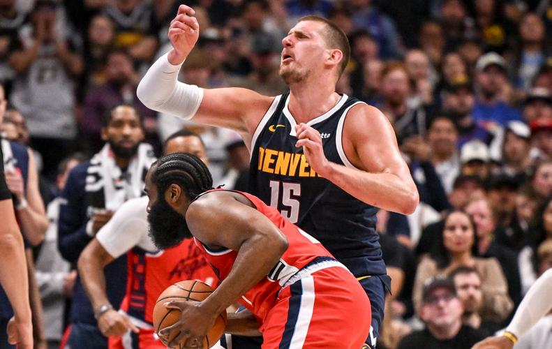 卷到裁判身上了！对抗训练后 约基奇拉着裁判问了20分钟问题