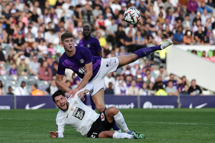 官方:西汉姆签下巴黎FC19岁后卫科劳,球员将在U21效力