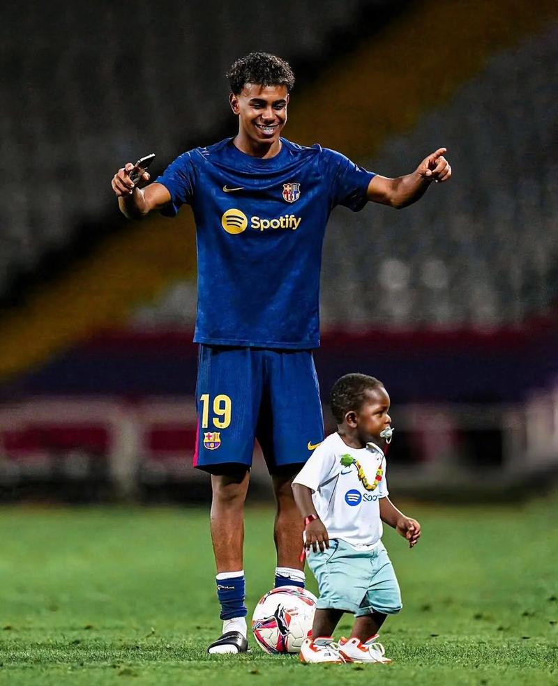 德拉富恩特回应记者:你踢球有不疼的时候吗?亚马尔的不适很正常