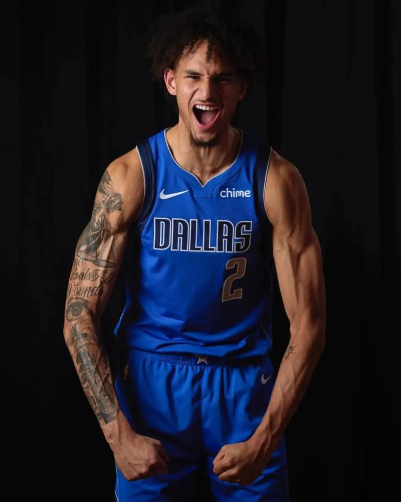 莱夫利:浓眉表现不可思议 他能防守任何人在场上无所不能