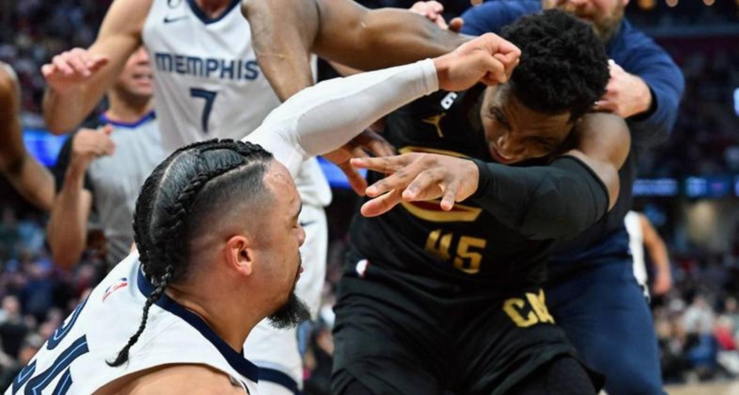 外线双悍将!狄龙上半场三分3中3砍9分 阿伦5中2得8分填满数据栏