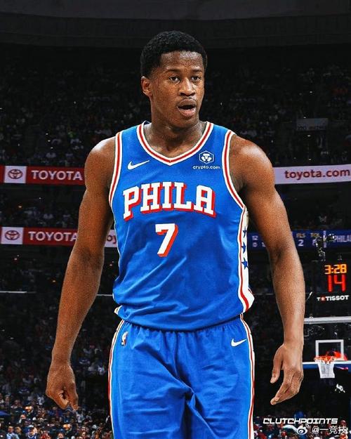 蹦得真高😲76人探花埃奇库姆起飞 隔扣米切罗没成功但造成犯规